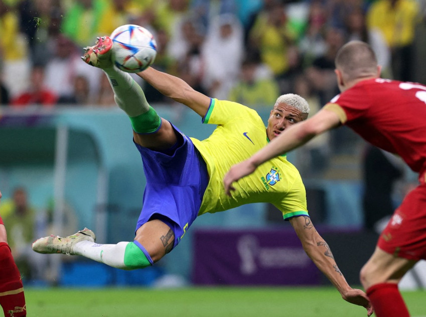 Các cầu thủ đang cản phá lại trái bóng cầu thủ đội bên Các cầu thủ đang cản phá lại trái bóng cầu thủ đội bên